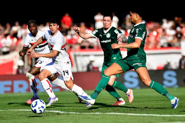 Palmeiras vira sobre o São Paulo em clássico quente e assume a liderança do Brasileirão