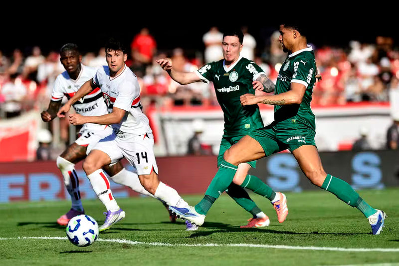 Palmeiras vira sobre o São Paulo em clássico quente e assume a liderança do Brasileirão